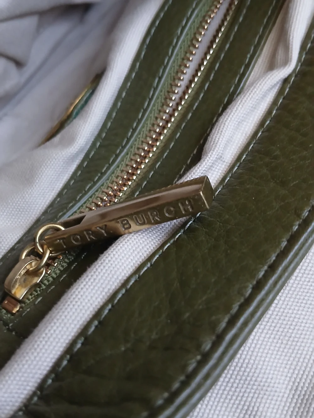 Tory Burch Amanda Leather Logo Crossbody Clutch Bag – Rare Olive Green